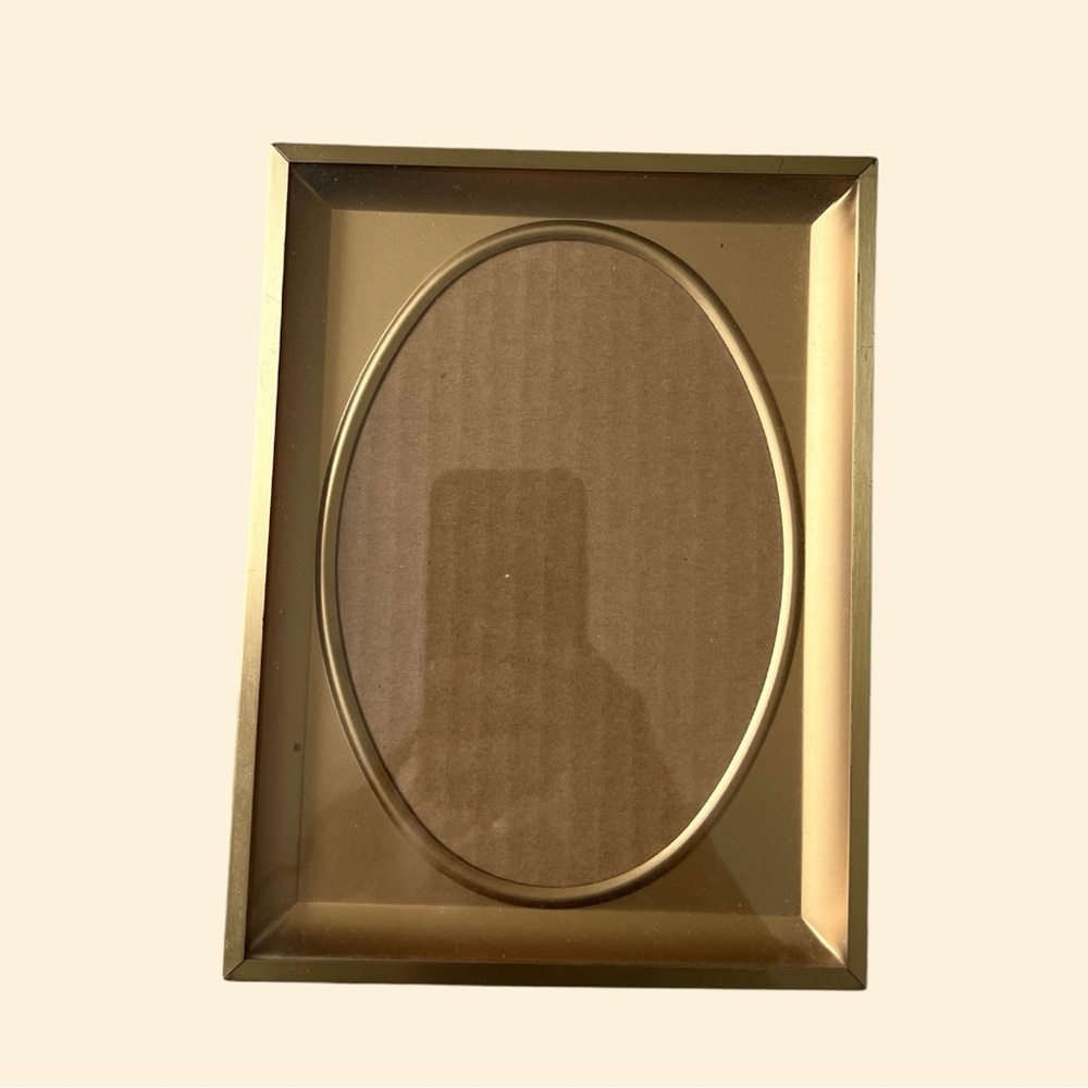 ◻️Gold rimmed picture frame w/circular photo shape, vintage & preowned◻️